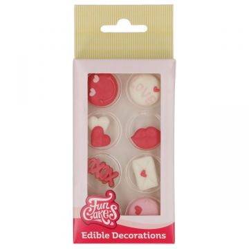 Le Sugar Decorations Love FunCakes sono decorazioni in zucchero pronte all’uso, ideali per dare subito un tocco romantico a torte, cupcake e biscotti. Il set contiene 8 soggetti assortiti in rosso, rosa e bianco, perfetti per San Valentino, Festa della Ma