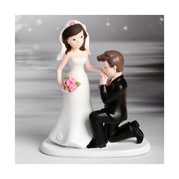 Statuina Sposo che bacia la mano alla sposa 17,5 cm