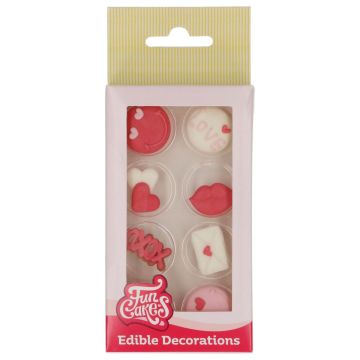 Le Sugar Decorations Love FunCakes sono decorazioni in zucchero pronte all’uso, ideali per dare subito un tocco romantico a torte, cupcake e biscotti. Il set contiene 8 soggetti assortiti in rosso, rosa e bianco, perfetti per San Valentino, Festa della Ma